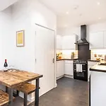 12 Bootham Court Stylish Modern 2-bed Flat In With Parking Pass The Keys