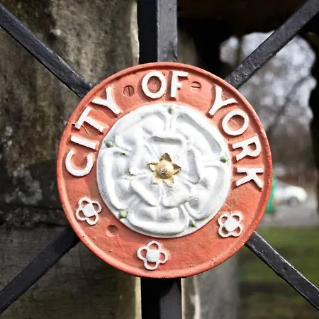 12 Bootham Court Stylish Modern 2-bed Flat In With Parking Pass The Keys Appartement York