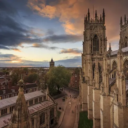 12 Bootham Court Stylish Modern 2-bed Flat In With Parking Pass The Keys Appartement York