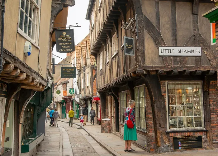 12 Bootham Court Stylish Modern 2-bed Flat In With Parking Pass The Keys