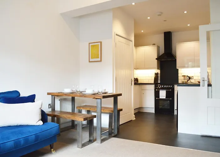 12 Bootham Court Stylish Modern 2-bed Flat In With Parking Pass The Keys *