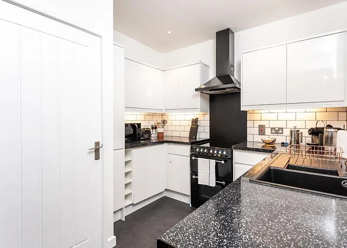 12 Bootham Court Stylish Modern 2-bed Flat In With Parking Pass The Keys York