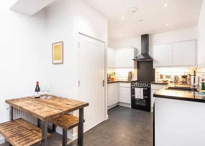 12 Bootham Court Stylish Modern 2-bed Flat In With Parking Pass The Keys