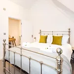아파트 12 Bootham Court Stylish Modern 2-bed Flat In With Parking Pass The Keys
