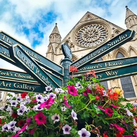 12 Bootham Court Stylish Modern 2-bed Flat In With Parking Pass The Keys Apartamento York