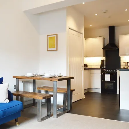 Stylish Modern Flat With Parking - Pass The Keys *