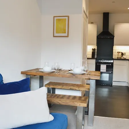 Apartment Stylish Modern Flat With Parking - Pass The Keys