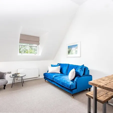 Stylish Modern Flat With Parking - Pass The Keys Apartment