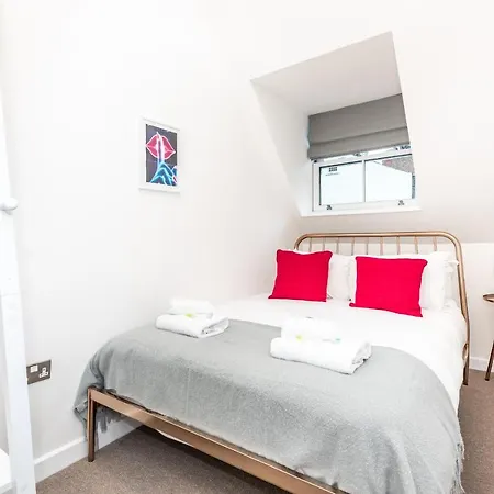 Stylish Modern Flat With Parking - Pass The Keys Apartment *