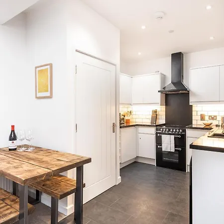 Stylish Modern Flat With Parking - Pass The Keys