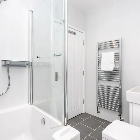 Apartment Stylish Modern Flat With Parking - Pass The Keys